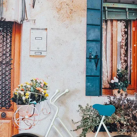 Lora Boutique アパート ポモリエ